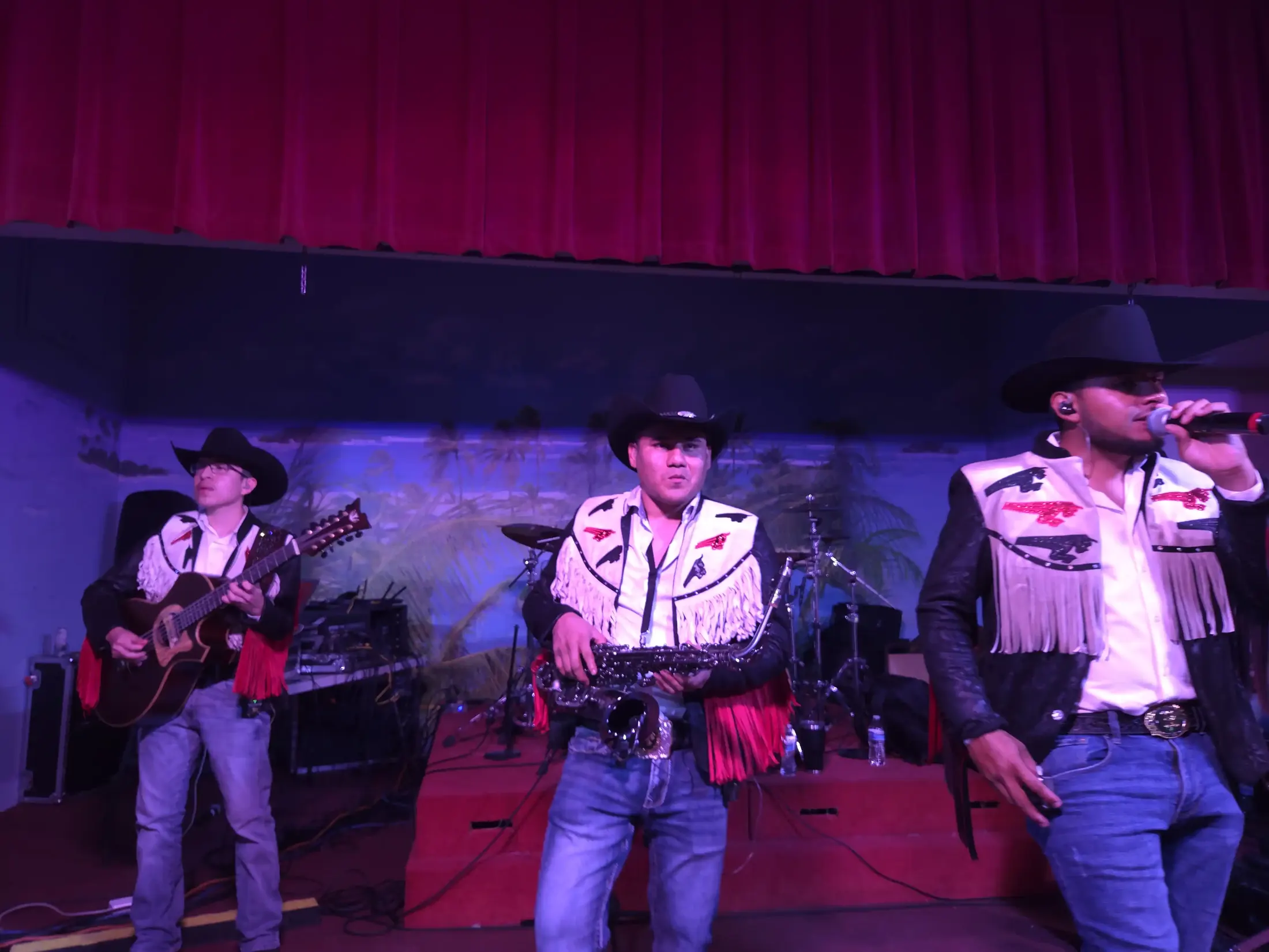 Conjunto Infinito tocando en el escenario